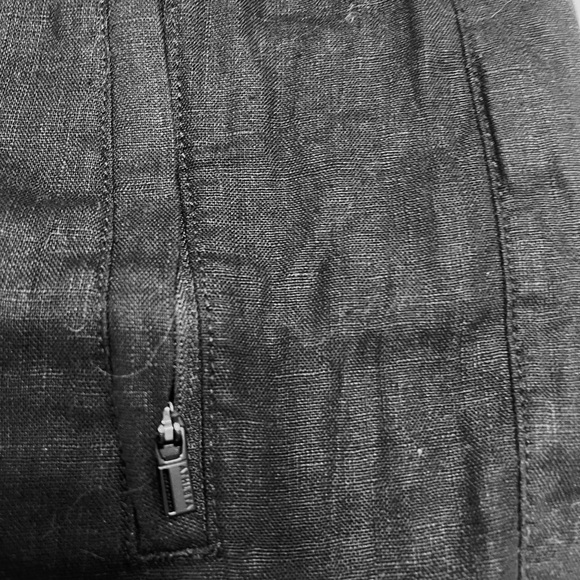 Athleta linen shorts size extra small. Black linen with two pockets drawstring. - Picture 4 of 4